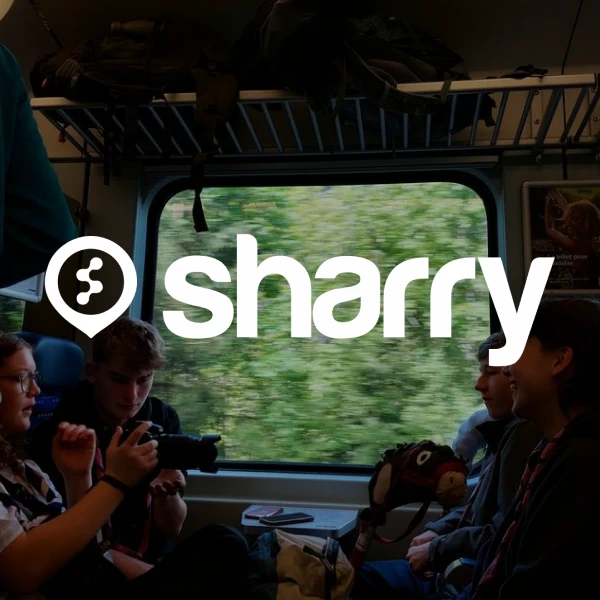 логотип і назва компанії Sharry на фоні групи людей, що їдуть в потязі