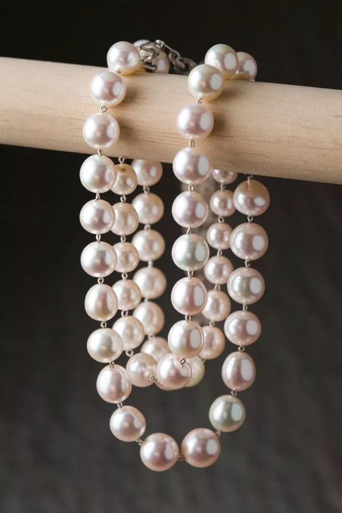 A Photo Of A Pearl Necklace With Large W 9old Tzlql2nf9gu1kfdnw A33zq Fdt E0gf4adew3hw