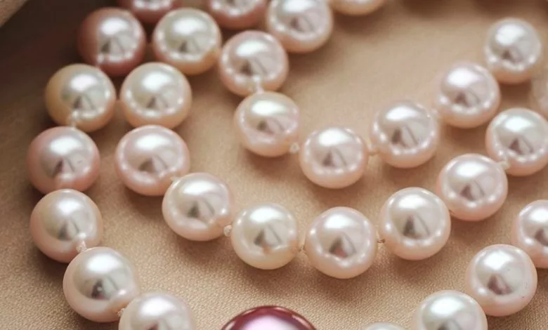 A Photo Of A String Of Pearls With A Lar Ghsn8xk9qqazw3vzxxr5rw A33zq Fdt E0gf4adew3hw