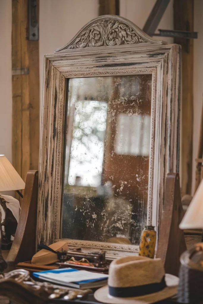 A Photo Of A Weathered Antique Mirror Wi Hni Bm7itgozrz7pxrjwwg Plh9bzjkresmztd8fwml G