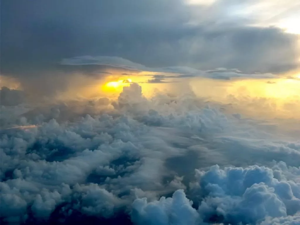 Cuanto Pesa Una Nube En El Cielo