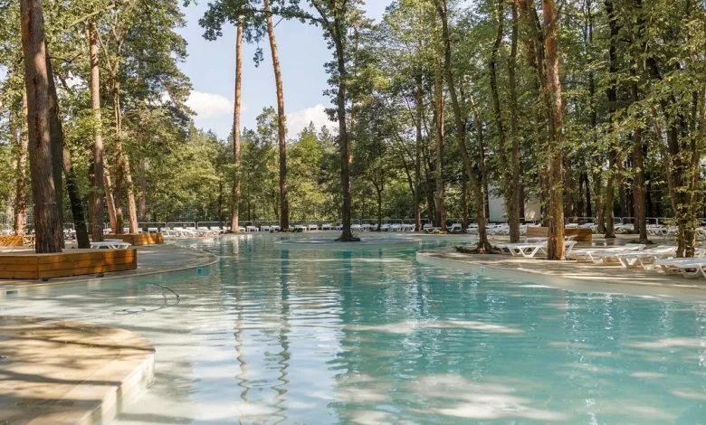 Najbilshij Vidkritij Basejn V Ukraini Vidkrito Zagalna Ploshha 1800 M Glibina Doroslogo Basejnu 14 Mglibina Dityachogo Basejnu 03 06 Mtemperatura Vodi 26 30 Cbasejn Vhodit U Vartist Dennogo Vid